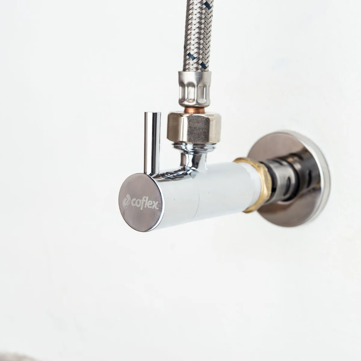 Llave de Control COFLEX 1/4 de Vuelta 1/2" FNPT x 1/2" M. Angular